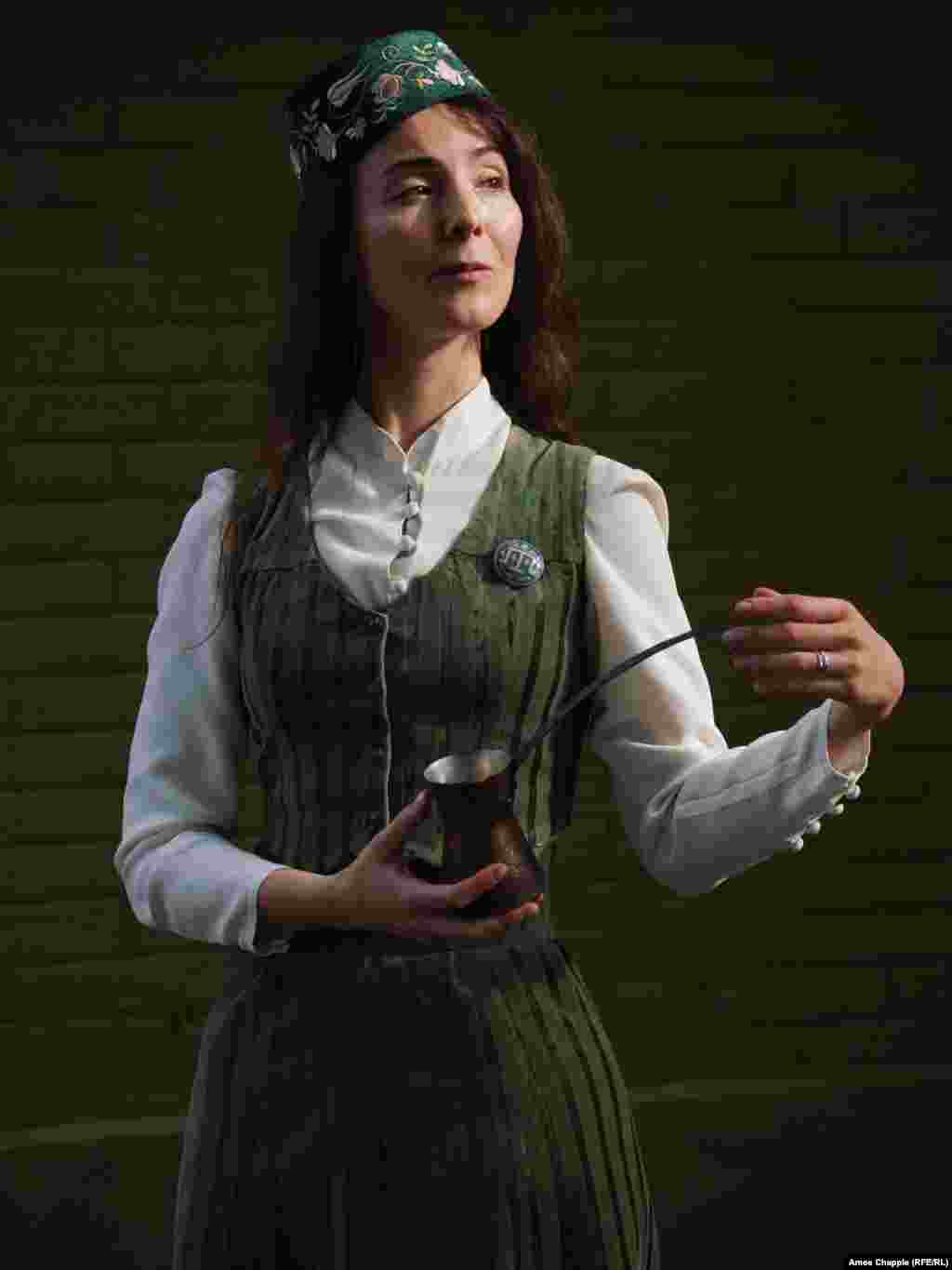 Юлія Красиленко одягнула традиційний кримськотатарський одяг одразу після свого виступу на фестивалі. &laquo;Це не просто святкування, це своєрідна підтримка&raquo;, &ndash; відповіла Радіо Свобода кримська татарка на запитання, чому вона взяла участь у заході. &laquo;Коли [українські] люди розкидані по Європі, вони повинні відчувати, що вони не самотні&raquo;