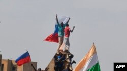 Pristalice puča u Nigeru s ruskim zastavama, Nijamej, 30. jul 2023.