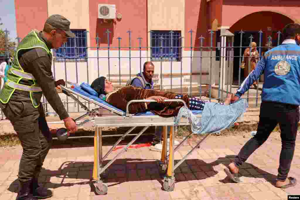 Spasioci i hitna pomoć prevozi povrijeđenu ženu spašenu nakon potresa u Amizmizu, 10. septembra 2023.