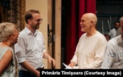 Întâlnire între John Malkovich și Dominic Fritz, primarul Timișoarei, în teatrul condus de Ada Hausvater