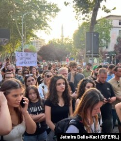 Protestuesit para ndërtesës së Ministrisë së Shëndetësisë në Tiranë.