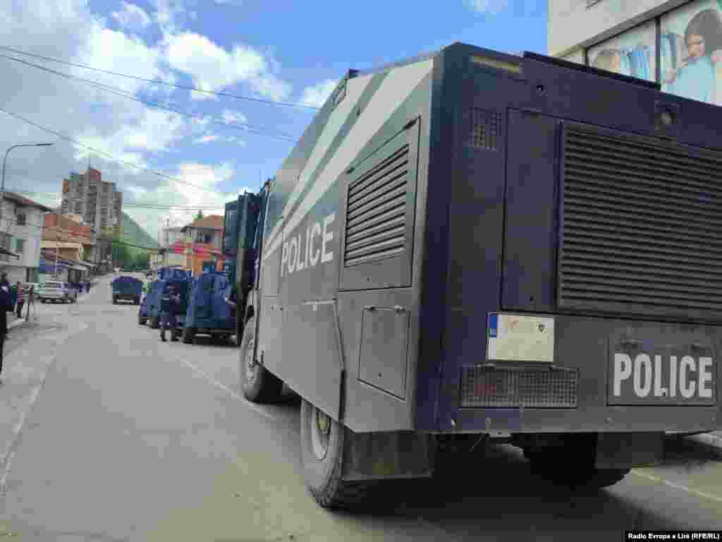 Оклопни возила пред собирот на косовските Срби.