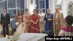 Президент Туркменистана празднует с семьей Новый год. Скриншот из программы государственного телевидения Туркменистана.   