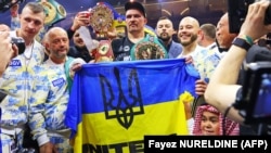 Украинский боксер Александр Усик празднует победу над британцем Тайсоном Фьюри, завоевав титул абсолютного чемпиона мира в сверхтяжелом весе. Эр-Рияд, Саудовская Аравия, 19 мая 2024 года