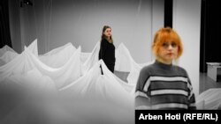 Luiza Thaqi, u pozadini, i Renea Begolli, u izložbenom prostoru "Reci da me podsjeti, da ne zaboravimo".