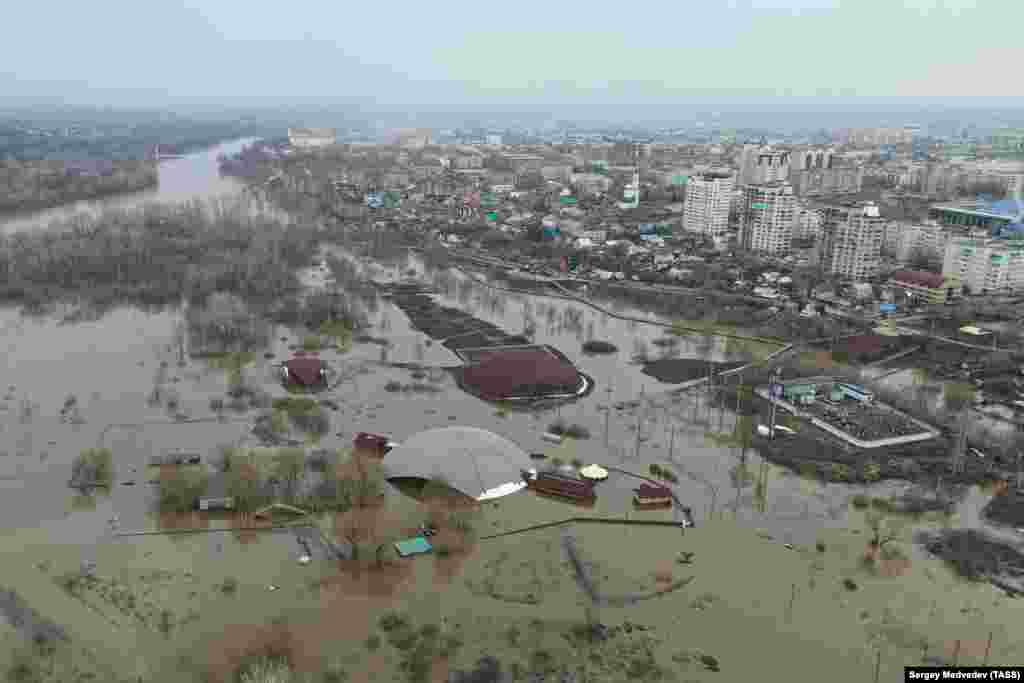 6-апрелде аймакта 2,4 миңдей үйдү суу каптап калганын, 2 миңдей адам эвакуация болгонун билдирген.&nbsp;