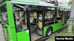 Харьков шаарындагы орус армиясынын аба соккусу тийген троллейбус. 22-май, 2024-жыл. 