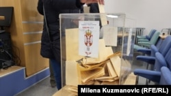 Glasačka kutija tokom održavanja izbora u Srbiji 17. decembra, Valjevo. Ilustrativna fotografija