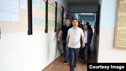 Садыр Жапаров Бишкектин 10-кичи районундагы Ишеналы Арабаев атындагы университеттин окуу корпустарын кыдырды. 