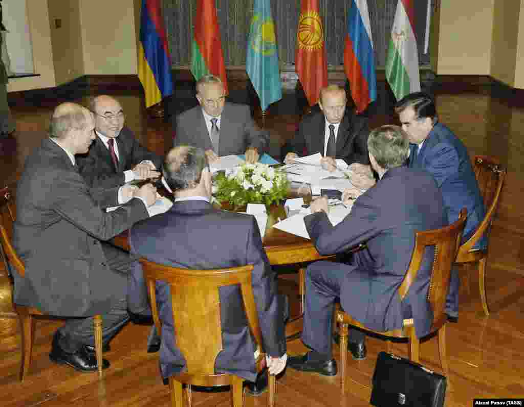 Ova fotografija iz juna 2004. jedna je od prvih slika sastanka šefova vojnog saveza Organizacije ugovora o zajedničkoj sigurnosti&nbsp;(CSTO). Na slici su predsjednici (slijeva nadesno) Aleksandar Lukašenka iz Bjelorusije, Askar Akaev iz Kirgistana, Nursultan Nazarbaev iz Kazahstana, Vladimir Putin iz Rusije, Emomali Rahmon&nbsp;iz Tadžikistana i generalni sekretar Nikolaj Bordjuža (desno, okrenut leđima kameri) i predsjednik Robert Kocharian iz Jermenije (u prvom planu na fotografiji, okrenut leđima kameri)&nbsp; tokom sastanka ODKB-a u Astani, Kazahstan. &nbsp;