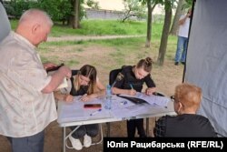 Серафим (ліворуч) подає заяву до поліції