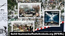 На верхньому фото – марки «Укрпошти», де використані фото фоєнкора Радіо Свобода Сергія Нужненка, який у березні 2022 року зафіксував наслідки боїв у Бучі та Ірпені. Внизу – світлина з Бучі, на якій знищена російська військова техніка