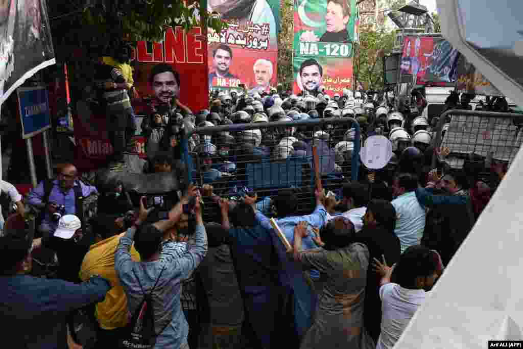 Pristalice bivšeg premijera su se sukobile sa policijom dok su pokušavale da uđu u kompleks. Kan je optužen da je neovlašteno prodavao službene poklone koje je dobio od stranih uglednika i da iste izbornoj komisije nije prijavio kao imovinu.