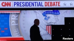 Presidenti amerikan, Joe Biden, duke u larguar nga skena e debatit presidencial gjatë një pauze. 27 qershor 2024.
