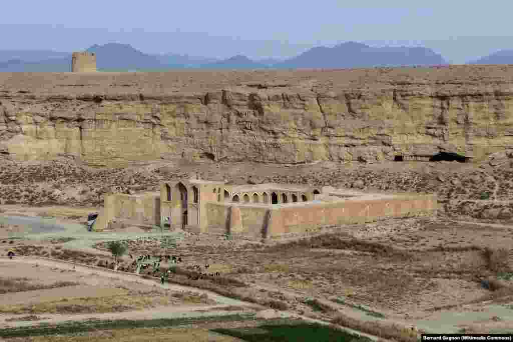 Karavan-saraj Izadkast, smješten u provinciji Fars, jedna je od najvažnijih povijesnih građevina u regiji. Najraniji karavan-saraji u Iranu izgrađeni su u doba Ahemenida (550.&ndash;330. pr. Kr.). Stoljećima kasnije, kada je šah Abas I. preuzeo vlast 1588., naredio je izgradnju mreže karavan-saraja diljem zemlje.