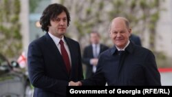 „ევროკავშირს არ აქვს მსგავსი კანონმდებლობა“, - ამბობს ოლაფ შოლცი „აგენტების კანონზე“ ირაკლი კობახიძესთან შეხვედრის შემდეგ.
