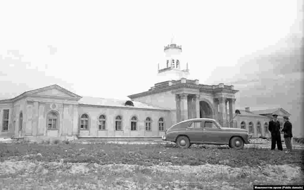 Фрунзе аэропортунун 1957-жылдагы көрүнүшү.&nbsp;