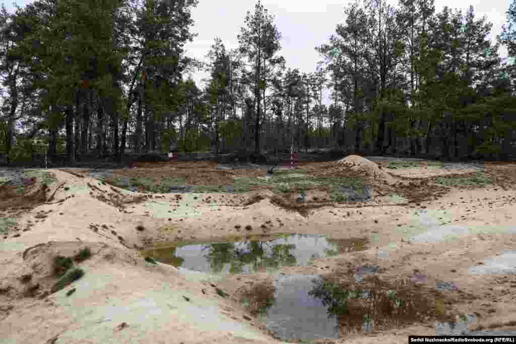 Fotografija 1: Krater od bombe na periferiji Teterivske. Fotografija 2: Ostaci istog kratera. Nekoliko područja oko Teterivske tek treba da očiste timovi za uklanjanje eksplozivnih ubojitih sredstava.