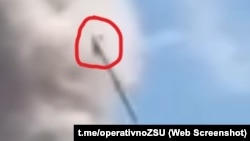Позаду ракети, яка спрямована на дитячу лікарню, чітко видно турбореактивний двигун