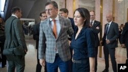 Nemačka ministarka spoljnih poslova Annalena Baerbock, desno, i ukrajinski ministar spoljnih poslova Dmytro Kuleba pre zajedničke konferencije za novinare nakon njihovih razgovora u Kijevu, Ukrajina, u ponedeljak, 11. septembra 2023.