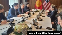 Тышкы иштер министри Жээнбек Кулубаевдин АКШнын мамлекеттик катчысы Энтони Блинкен менен сүйлөшүүсү.