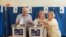 Moldovenii cu cetățenia română votează la europarlamentarele 2024 într-o secție de votare din Chișinău