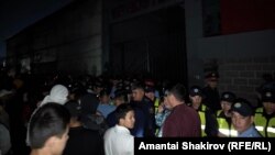 Жүздөгөн киши Бишкектеги жатакананын биринин жанында топтолуп турат, 18-май, 2024-жыл