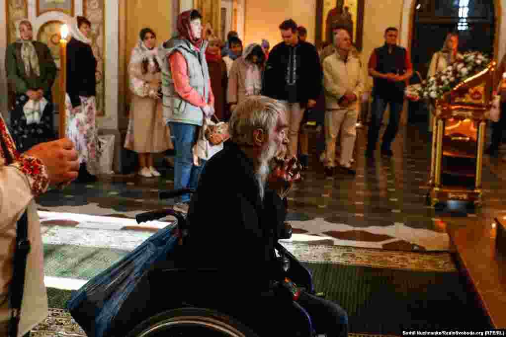 Vjernik u invalidskim kolicima tokom molitve U uskršnjoj poruci iz Kijeva, ukrajinski predsjednik Volodimir Zelenski pozvao je Ukrajince da se ujedine u molitvi jedni za druge i za vojnike na prvoj liniji rekavši da Bog ima &quot;ukrajinsku zastavu na svom ramenu&quot;.