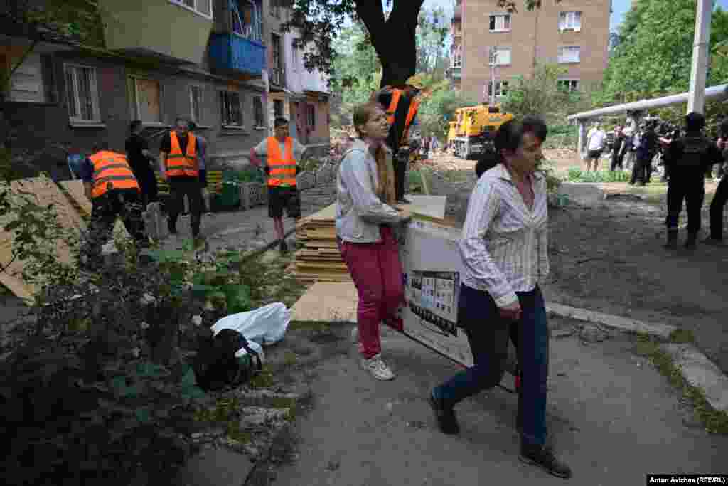 Жителі вцілілих квартир виносять свої речі