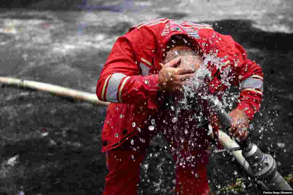 Një zjarrfikës duke u freskuar mes betejës me zjarret e egra në Qarkun e Ferit.