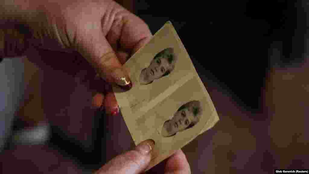 Szvitlana Szafonova nézegeti nővére, Irina fényképét. Testvére gyermekeitől tudta meg a halálhírt