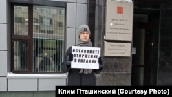 Клим Пташинский на пикете в Уфе. Январь 2023 года