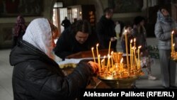 Oamenii se roagă în Catedrala Hmelnițkii, în Duminica Paștelui, aprilie 2023.