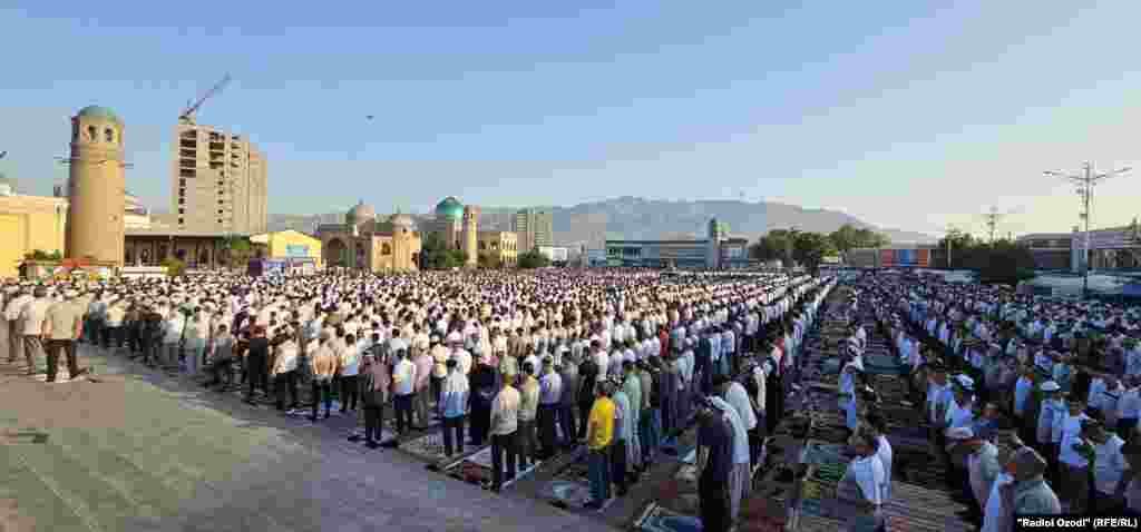Muslimani se okupljaju da razmisle o svojim djelima dok traže oprost i izražavaju zahvalnost u Centralnoj džamiji u Khujandu, Tadžikistan. Prema islamskom vjerovanju, baš kada je Ibrahim trebao žrtvovati svog sina, Bog je umjesto njega dao ovna za žrtvu.