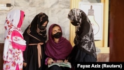 تعدادی از دختران دانش آموز افغان در پاکستان