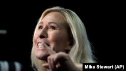 Крайньоправа республіканка Марджорі Тейлор Грін. Відома зокрема своїми дописом, що «українська влада страчує священників. а в Росії цього не роблять»