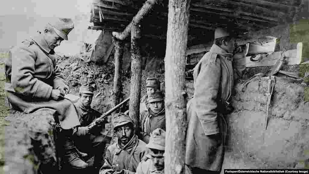 Osztrák&ndash;magyar katonák egy lövészárokban Rivne városától délre 1915 novemberében. A XX. század elején a mai Ukrajna területének nagy részét az Orosz Birodalom, míg a nyugati részt az Osztrák&ndash;Magyar Monarchia birtokolta. A két ellenséges hatalom az első világháború nagy részében a terület ellenőrzéséért küzdött