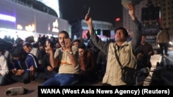 Люди моляться на вулиці в Тегерані після повідомлень про аварію гелікоптера президента, 19 травня 2024 року