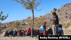 تصویر آرشیف: صنف درسی در فضای آزاد 