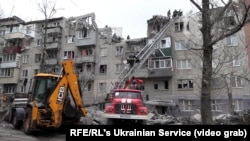 Potraga za preživjelima i žrtvama u ruševimama u Slovjansku nakon ruskog napada u petak, Ukrajina, 15. travnja 2023.