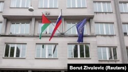 Palestinska zastava pored slovenske i zastave Europske unije, na zgradi vlade u Ljubljani, Slovenija, 30. maja 2024. 