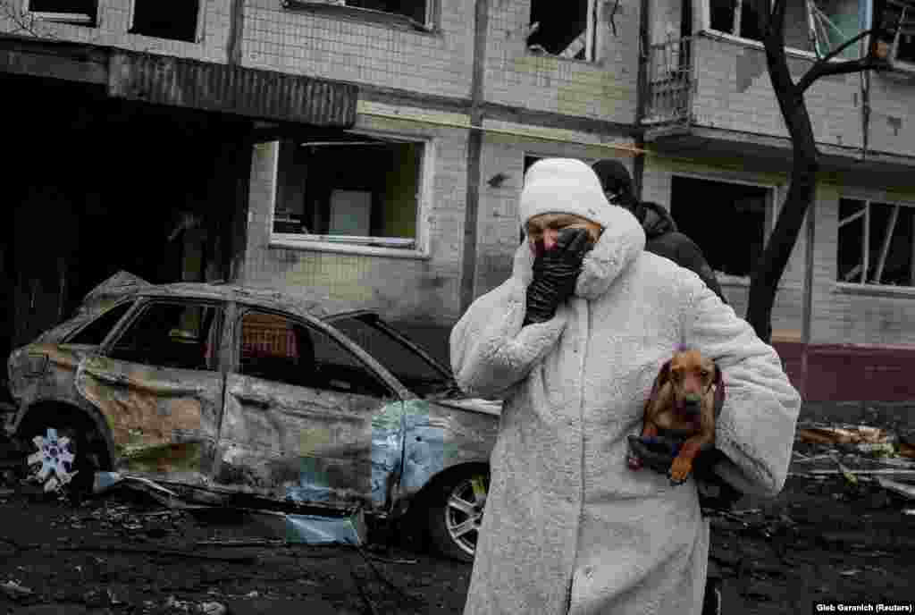 Žena u suzama napušta svoju zgradu koja je oštećena u ruskom raketnom napadu na Kijev, Ukrajina.