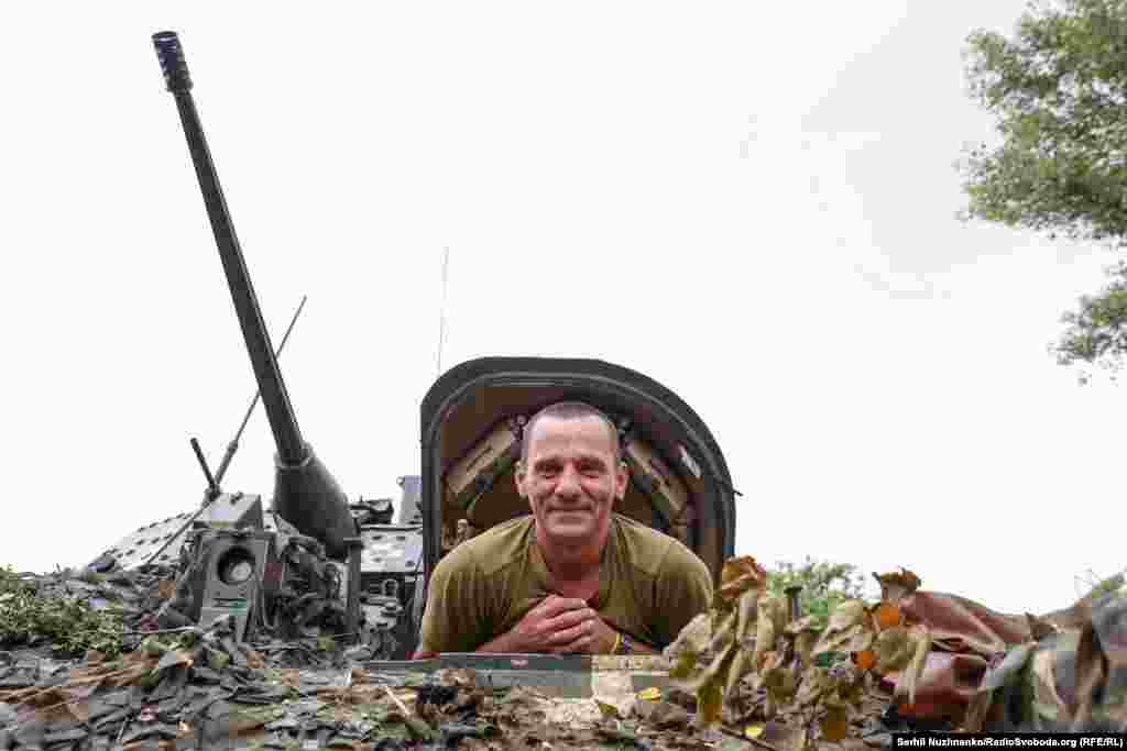 Володимир (41 рік, Київ) говорить: &laquo;В цивільному житті я був монтажником-висотником, а зараз я &ndash; водій-механік &laquo;Бредлі&raquo;