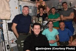 عکس یادگاری یاسمین مقبلی و همکارانش برای خوردن قورمه‌سبزی در مدار زمین