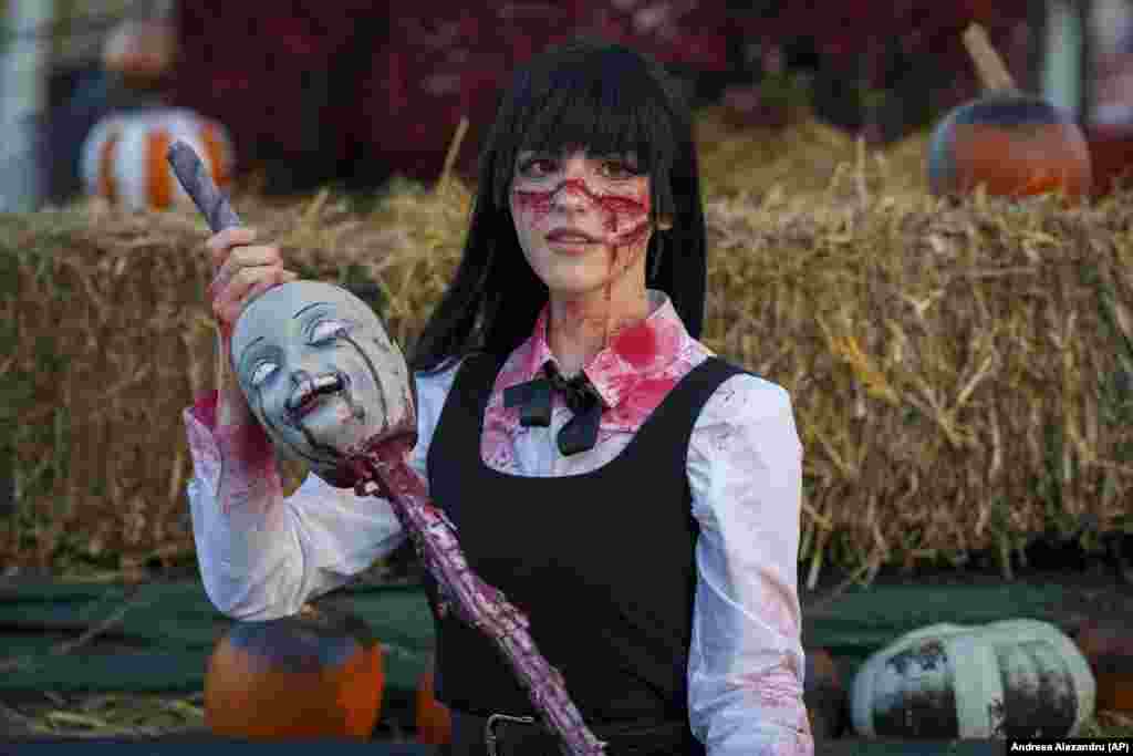 Djevojka u kostimu za Noć vještica. Mjesto gdje je održan Festival, Ostrvo anđela, i jezero Lacul Morii tema su mnogih misterioznih priča otkako je jezero umjetno stvoreno kasnih 1980-ih. &nbsp;