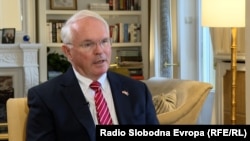 Ambasador SAD u Srbiji Kristofer Hil (Christofer Hill) tokom intervjua za Radio Slobodna Evropa, oktobar 2023. 