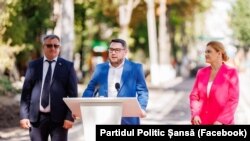 Alexei Lungu (în centru) a fost numit primar interimar al Orheiului pe data de 12 septembrie, după ce, pe data de 8 septembrie, a fost propus la funcția de viceprimar de Pavel Verejanu (în stânga), edil al orașului în ultimii patru ani