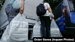 Coadă la predarea buletinelor de vot către biroul electoral al Sectorului 1. 