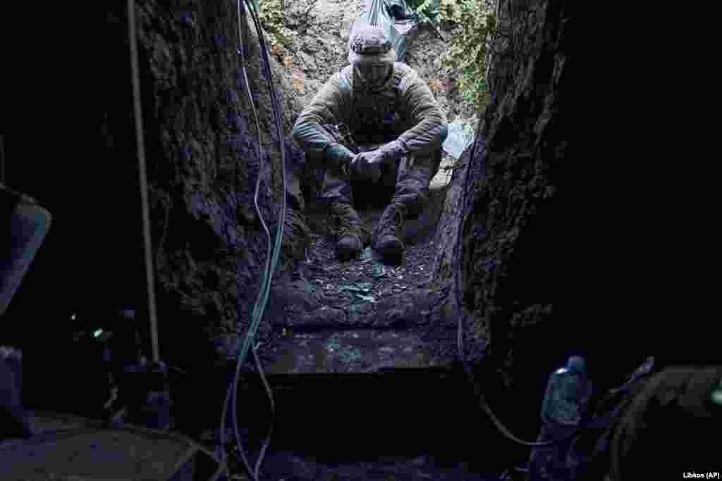 Украинский военный отдыхает в окопе под Бахмутом, 3 сентября. Координатор по стратегическим коммуникациям в Совете национальной безопасности Белого дома&nbsp;Джон Кирби заявил 2 сентября, что &laquo;мы все видели критику со стороны анонимных чиновников, которая, откровенно говоря, не помогает боевым действиям Украины&raquo;