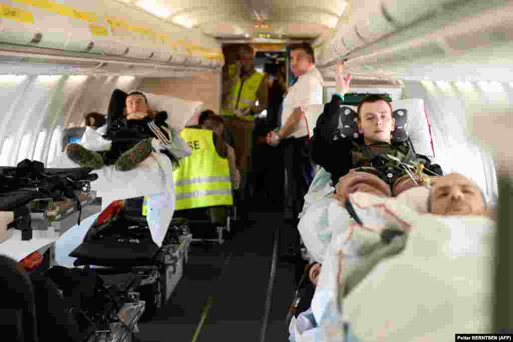 Modifikovani avion Boing opremljen je sa 20 bolničkih kreveta, monitorima, ventilatorima, opremom za transfuziju krvi i bezbrojnim bočicama antibiotika. &nbsp;